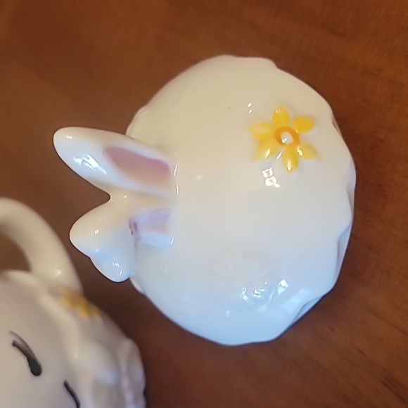 Beleek Ireland Pottery Mini Bunny Teapot - Picture 2 of 6